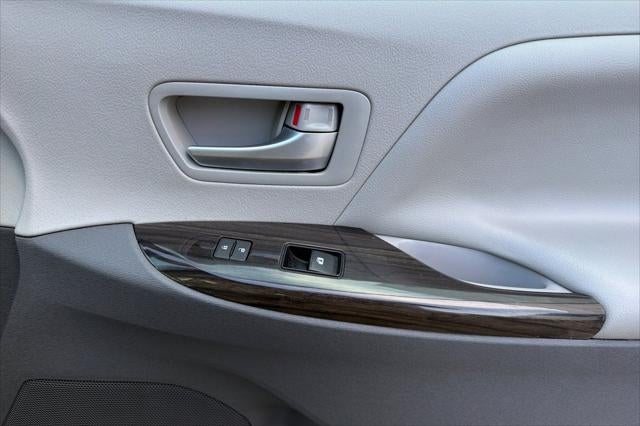 2016 Toyota Sienna XLE 8 Passenger