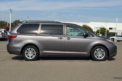 2016 Toyota Sienna XLE 8 Passenger