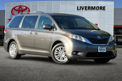 2013 Toyota Sienna XLE 8 Passenger