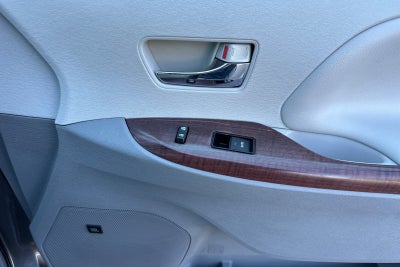2013 Toyota Sienna XLE 8 Passenger