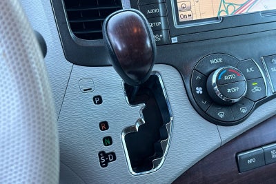 2013 Toyota Sienna XLE 8 Passenger
