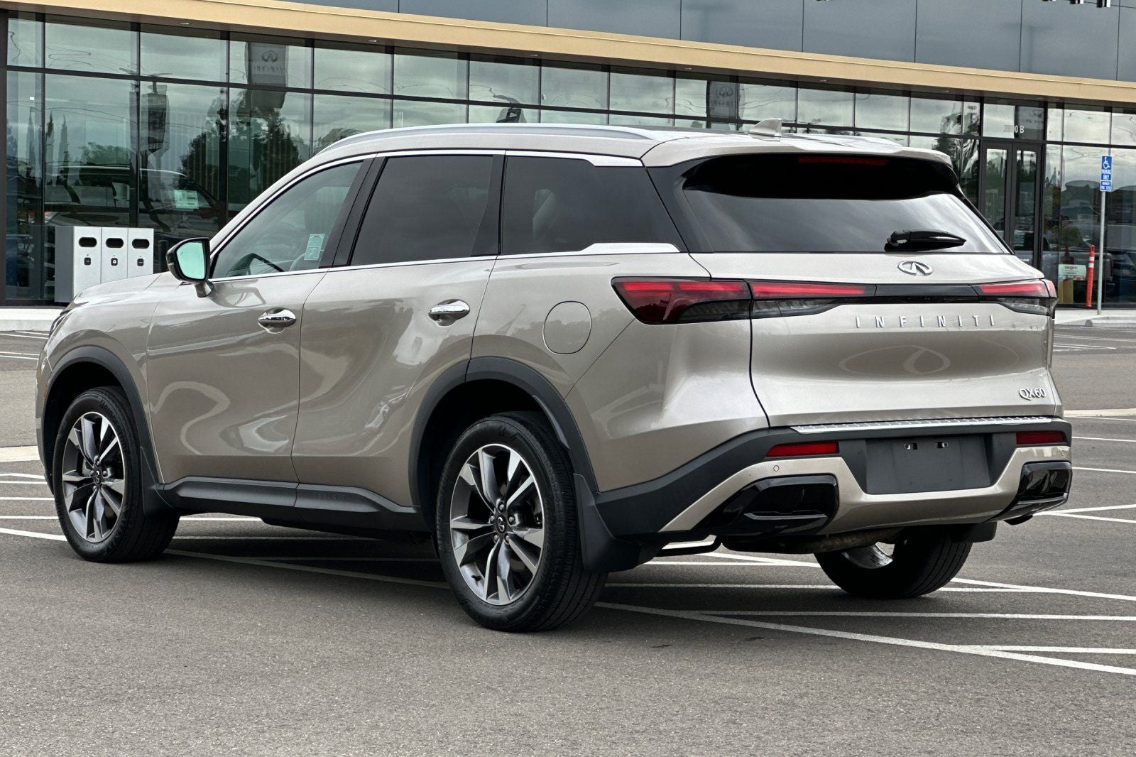 2023 INFINITI QX60 LUXE