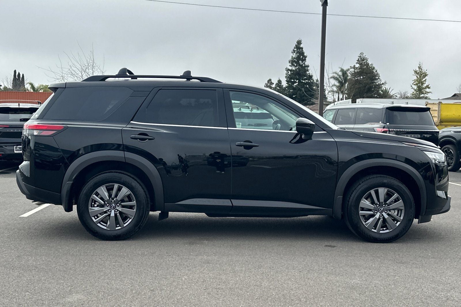 2025 Nissan Pathfinder SV